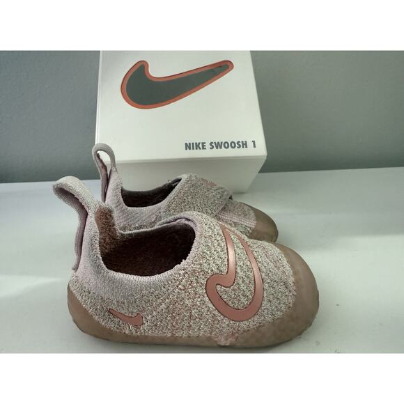 Nike Swoosh 1 Baby Flyknit pink /White Toddler Sz 5c (FB3244 600) - Picture 2 of 9